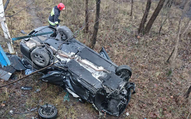 Samochód uderzył w bariery i spadł z wiaduktu Polska w